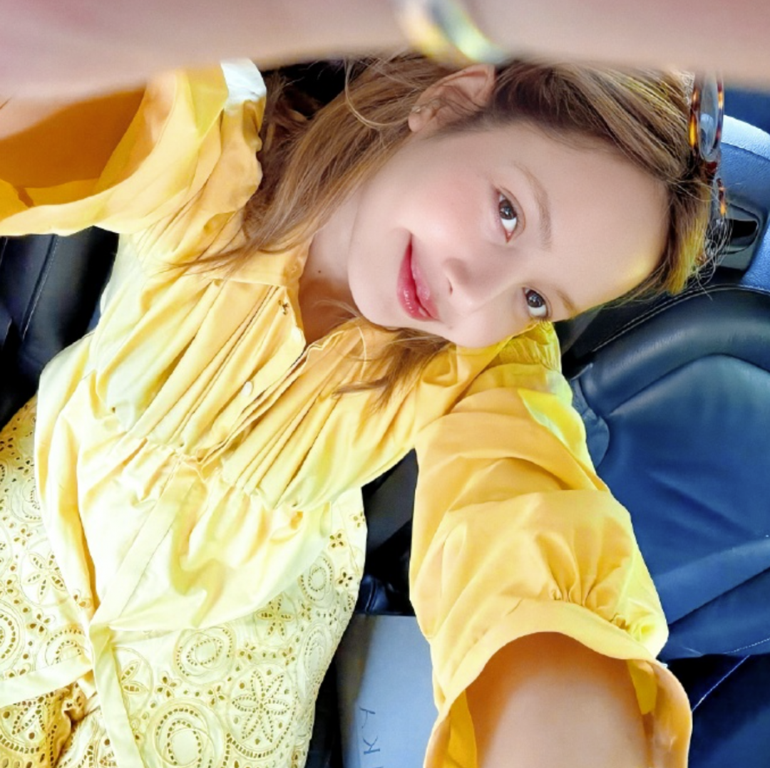Lisa曬新照，私下造型清新甜美。