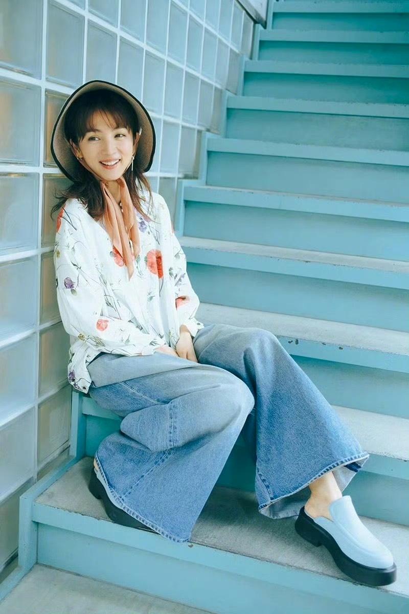 滿島光換上Ecole de Curiosite花襯衫、搭配Ryu Kaga丹寧褲和Eva Jute草帽，一派夏日氛圍感拉滿。