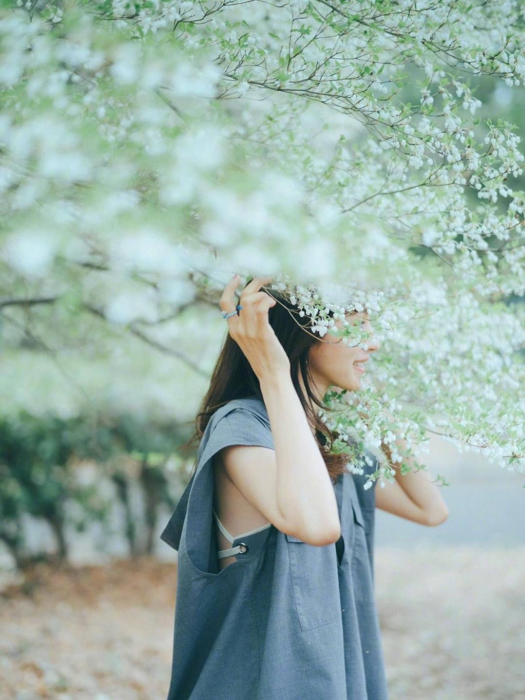 滿島光藏在開滿白色小花的樹林間，被讚宛如精靈！