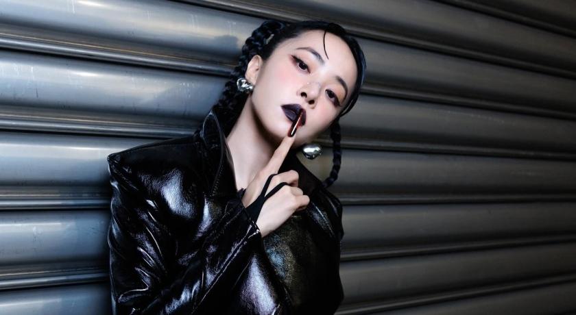 蔡依林化身闇黑女王回歸！「中毒黑」唇膏氣場全開。