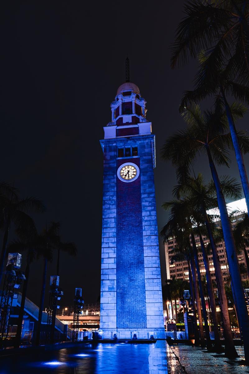 香港著名歷史地標尖沙咀鐘樓變身藍色調。（CHANEL提供）