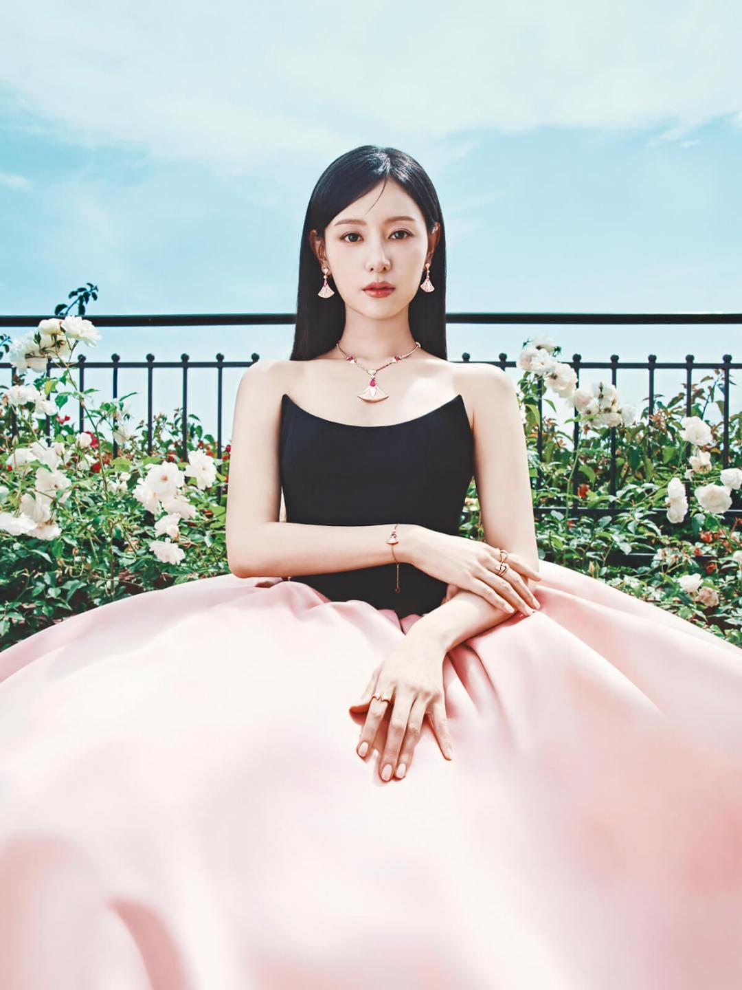 NICOLE＋FELICIA這套帶有夢幻風格的蓬裙禮服，圓弧形平口剪裁的細節流露一絲叛逆。