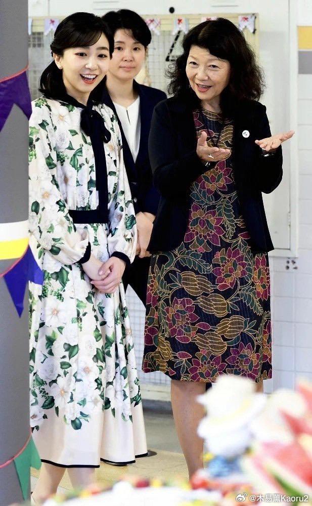 這件洋裝以淡雅印花與合身剪裁大獲網友好評。