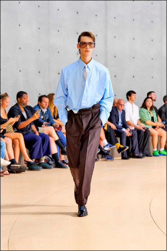 收束腰部細節的長褲是Saint Laurent 2026春夏男裝重點之一。