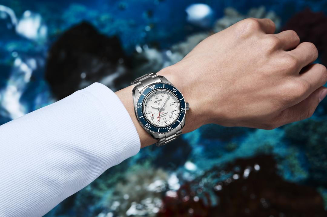 SEIKO Prospex GMT腕錶以藍白配色呼應夏日風情。