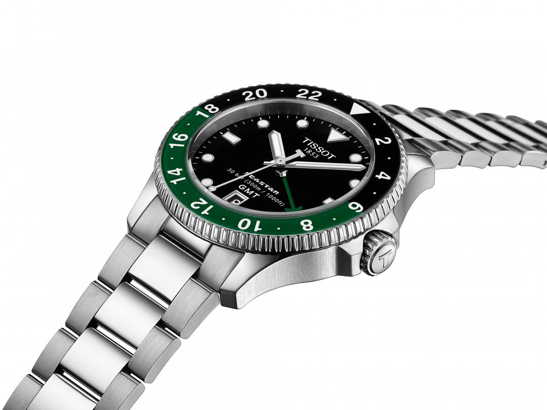 TISSOT Seastar 1000 GMT系列綠黑款，15,700元。