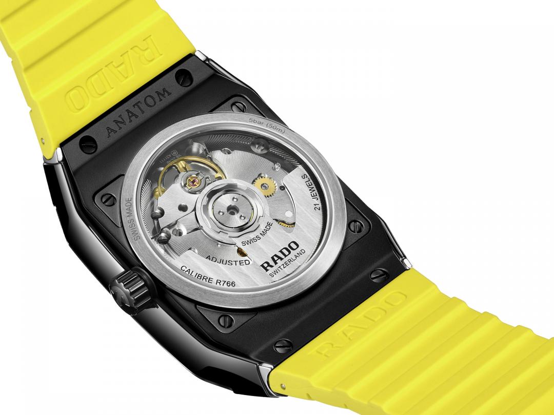 透明底蓋可欣賞R766型機芯細節，動力儲存72小時。