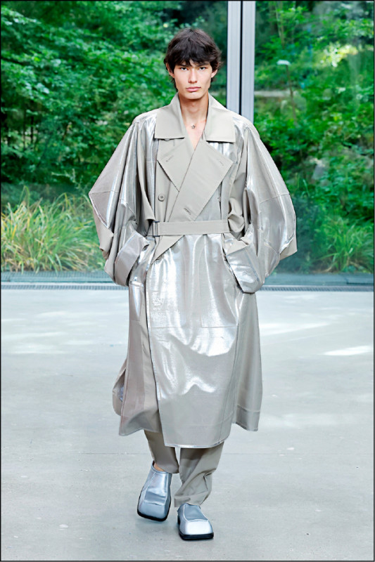 以純銀釉彩製成的銀陶（Gintō）服裝作品，以「平整」為概念，捕捉如同銀陶器皿上隱約流動的光澤層次。