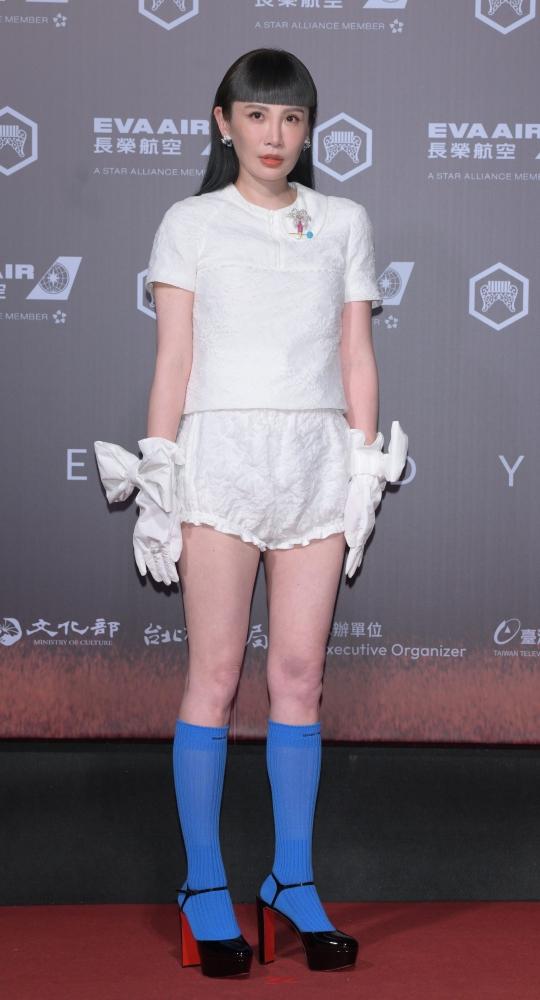 魏如萱今日造型相當有個人風格。