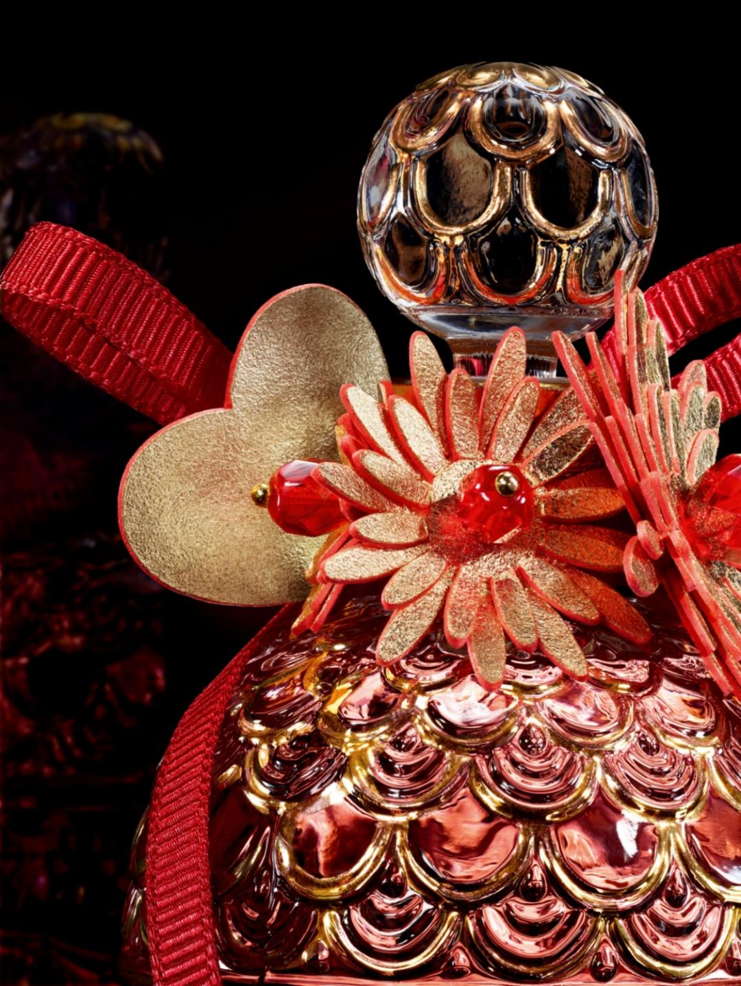 嬌蘭找來法國藝術家露西圖埃，透過剪紙與高級珠寶展現極致工藝。