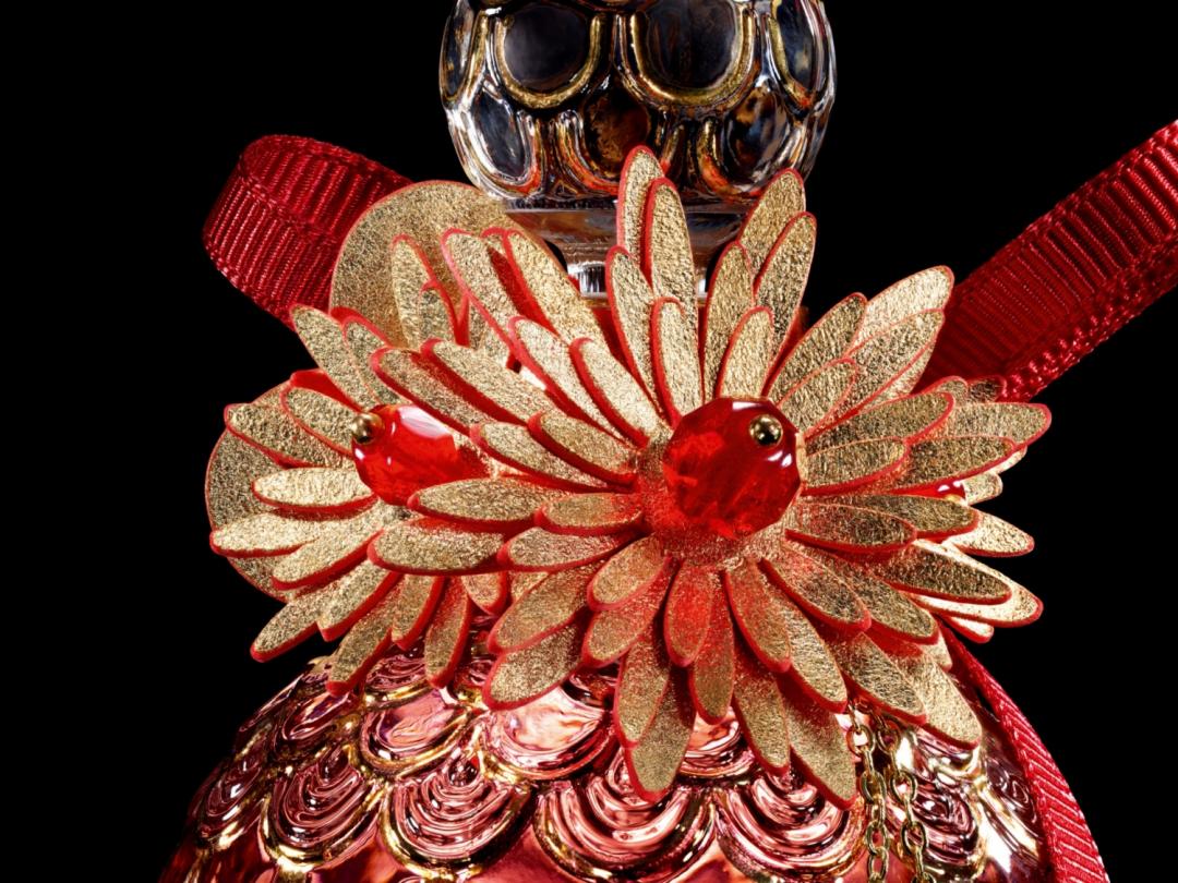 銅箔鎏金處理堆疊的花瓣，再綴以多面切割的紅色水晶珠超華麗。