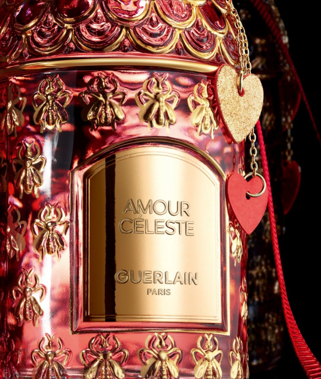 手工鎏金織藝蜂印瓶，特別以熾紅與燦金的雙心吊墜裝飾。