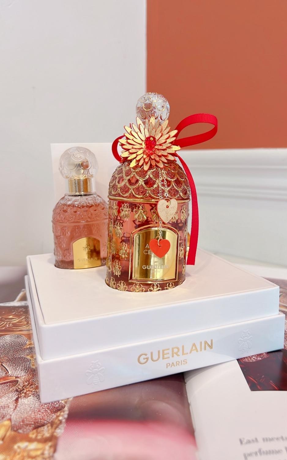 星辰熾愛淡香精 手工鎏金織藝蜂印瓶，125ml+30ml隨身瓶，29,500元。(記者劉雅嫺攝)