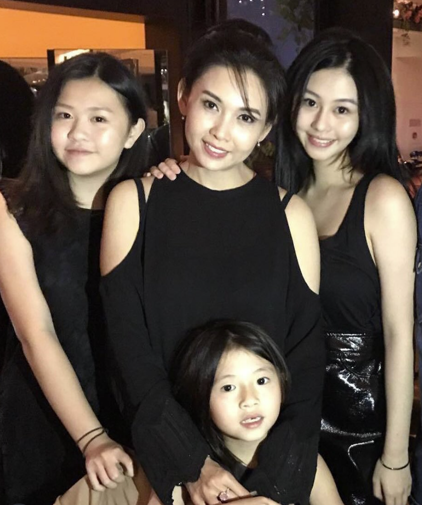邱淑貞(中)和三個女兒都是美女。(翻攝自IG，以下同)