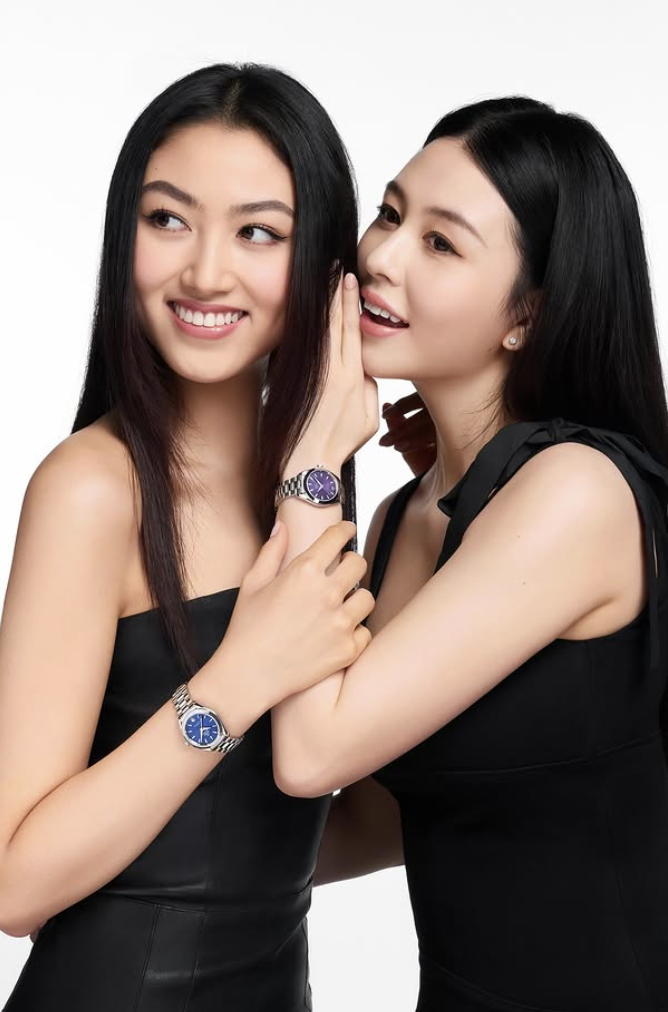 任晴佳(左)和沈月(右)為OMEGA合體拍攝廣告。