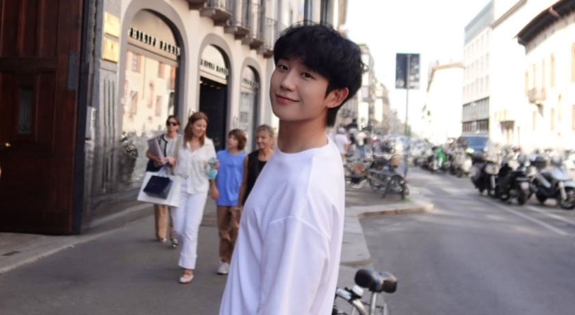 「肌肉小奶狗」丁海寅零偽裝米蘭逛大街！靠一招不怕高溫悶濕 夏天也超好聞