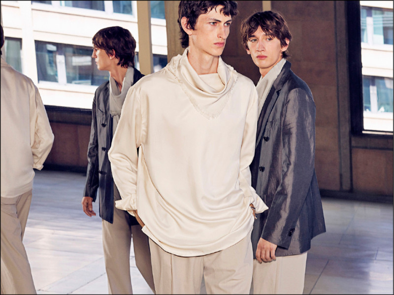 Hermès 2026春夏男裝系列強調線條及輪廓，色系則使用大量中性色彩。