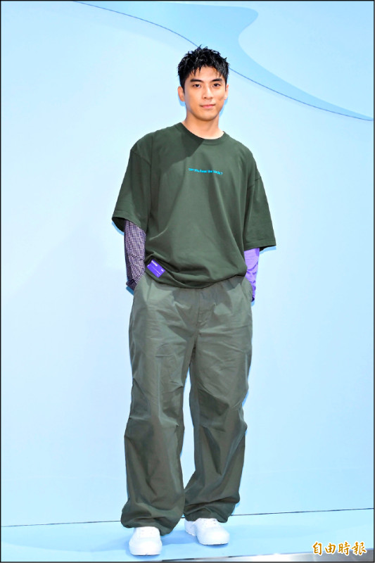 林哲熹對Snow Goose by Canada Goose 2025春夏膠囊系列的Zenith T恤（11,300元）愛不釋手，落肩設計更加顯現隨興鬆弛風格。（記者胡舜翔攝）