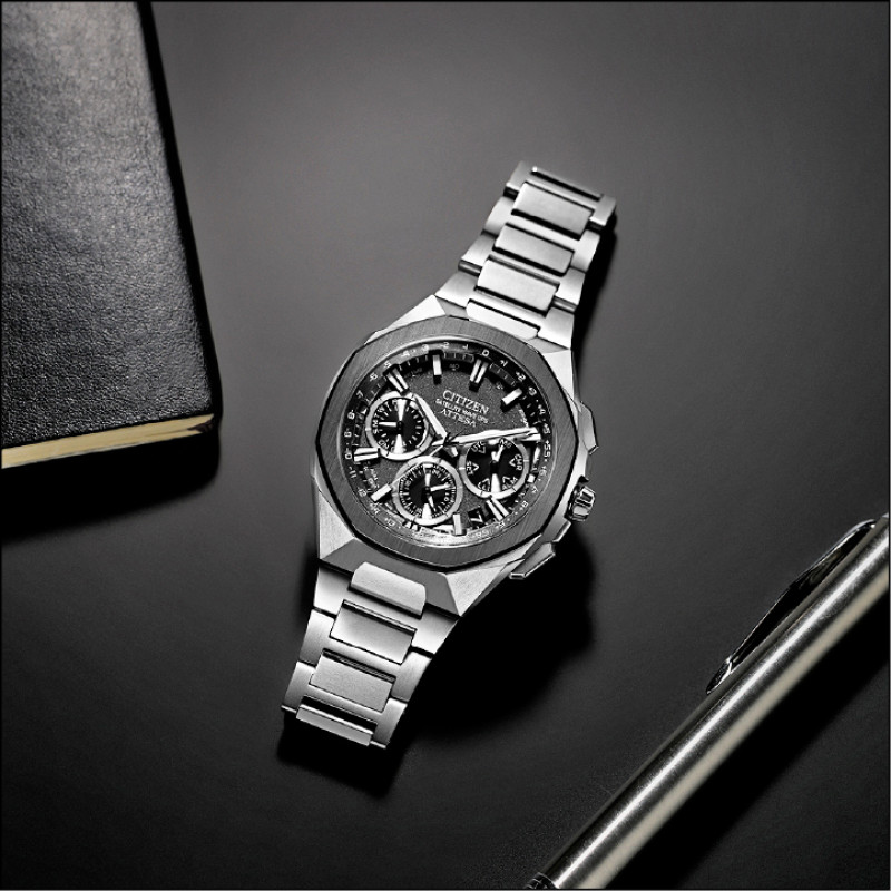 全新腕錶結合鈦金屬、光動能、衛星對時三大技術，CITIZEN CC4104-53E，68,800元。