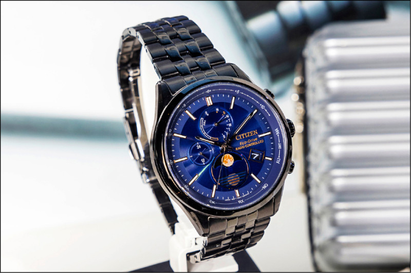 CITIZEN BY1035-56L錶款，42毫米不鏽鋼電鍍黑色錶殼和錶帶，25,800元。