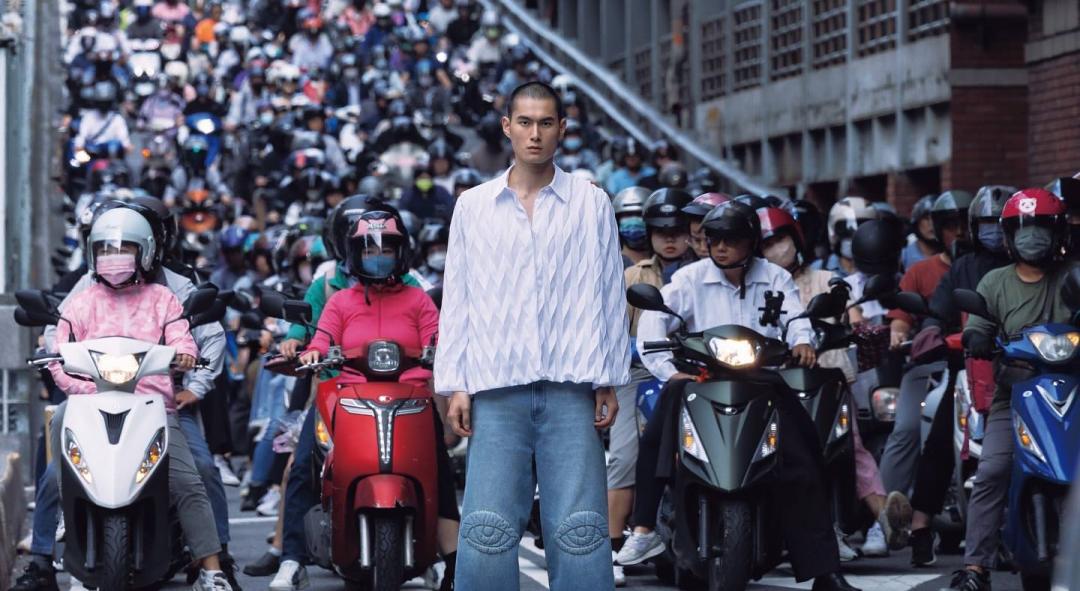 台北橋知名「機車瀑布」成爲House of Errors形象大片背景，再創「台灣感性」新高度。