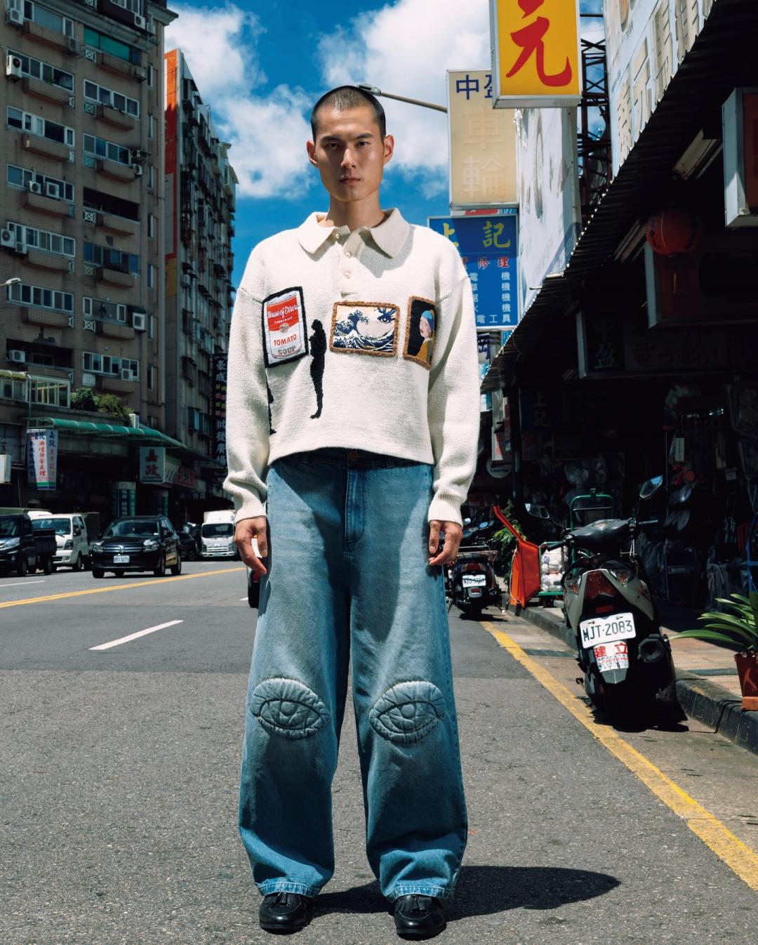 白色POLO衫胸前裝飾安迪沃荷、浮世繪與《戴珍珠耳環的少女》等藝術元素，搭配品牌標誌性元素的「眼睛刺繡」丹寧褲，於台北老城區街頭呈現強烈藝術對話感。