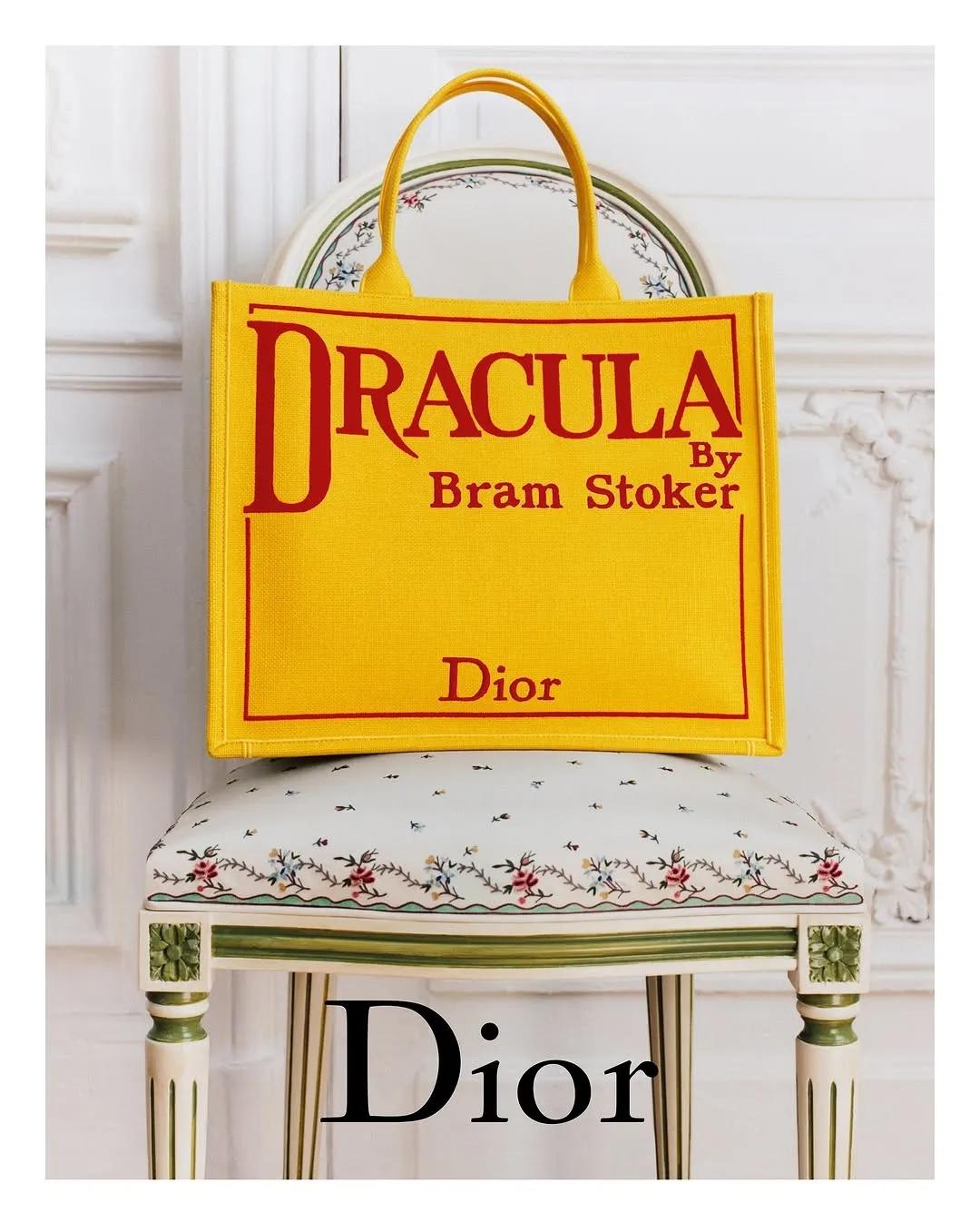 蕾哈娜拎著的包包是DIOR Book Tote新款，還未正式發售。