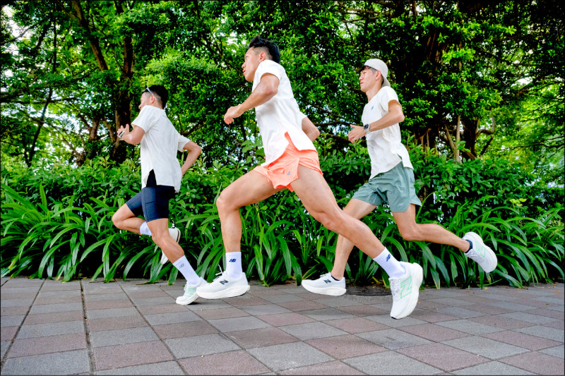 New Balance旗艦級緩震跑鞋Fresh Foam X 1080v14，展現優異的支撐力及回彈力。
