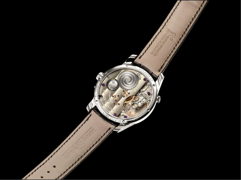 GMT Guilloche腕錶搭載Calibre 100.8手動上鍊機芯，結構精巧、修飾細膩，展現品牌一貫追求的機械美學與精準性能，動力儲存42小時。