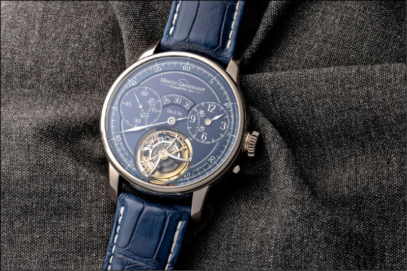 Moritz Grossmann SkyLife Tourbillon腕錶，搭載三分鐘逆時針飛行陀飛輪。44.5毫米18K白金錶殼，6,620,000元。