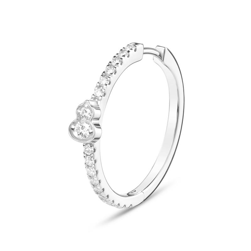 Wulu Mini 18K 白金鑲鑽圈形耳環，59,000元。（Qeelin提供）