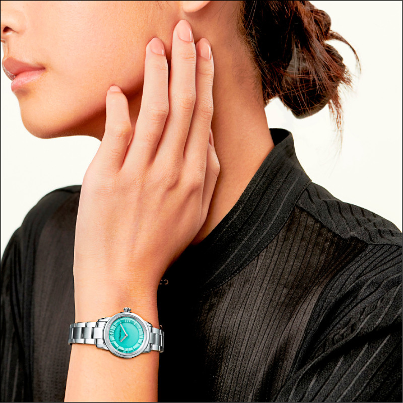 設計簡約的Tiffany Atlas® Tiffany Blue藍面精鋼腕錶，搭載太陽能機芯，錶徑29mm，約122,000元。