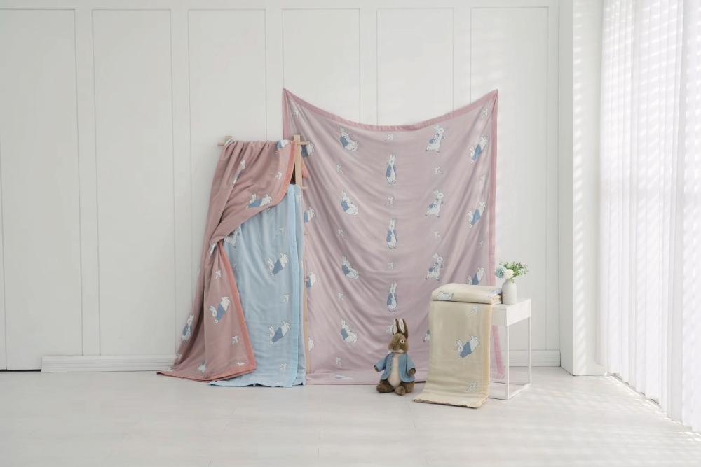 1929 Home studio彼得兔南法香草透氣紗被，原價5,960、特價2,980元。