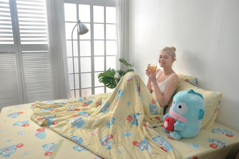 格蕾寢飾三麗鷗-人魚漢頓的日常授權系列 超COOL超涼感蠶絲蛋白抗菌涼被，原價7,980元、特價2,380元。