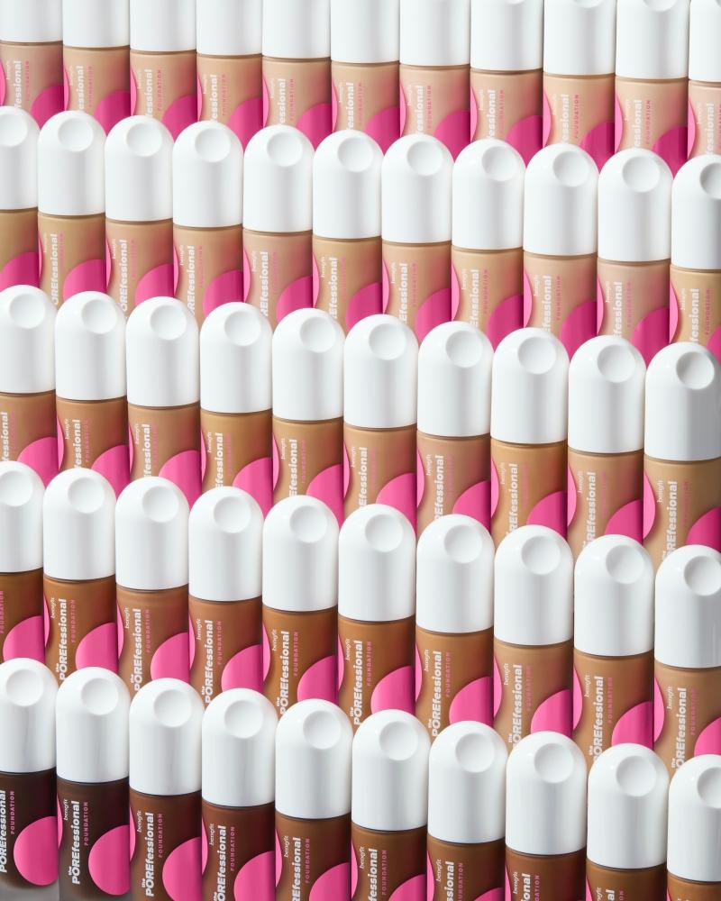 Benefit將嘖嘖稱齊持久零毛孔粉底液，分成Cool冷色調、Warm暖色調、Neutral中性色調，全系列涵蓋40色號，台灣精選12色。