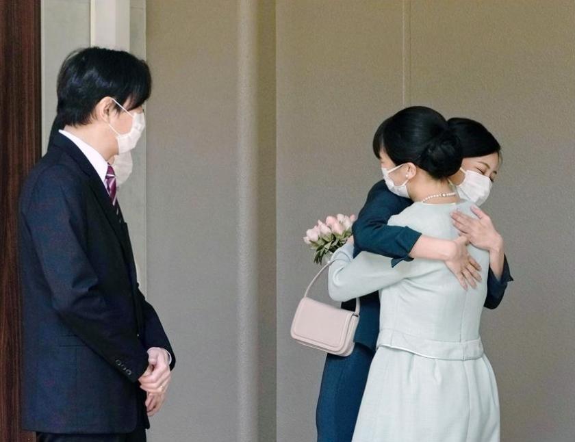 姊姊真子公主出嫁，佳子公主送上擁抱與祝福。