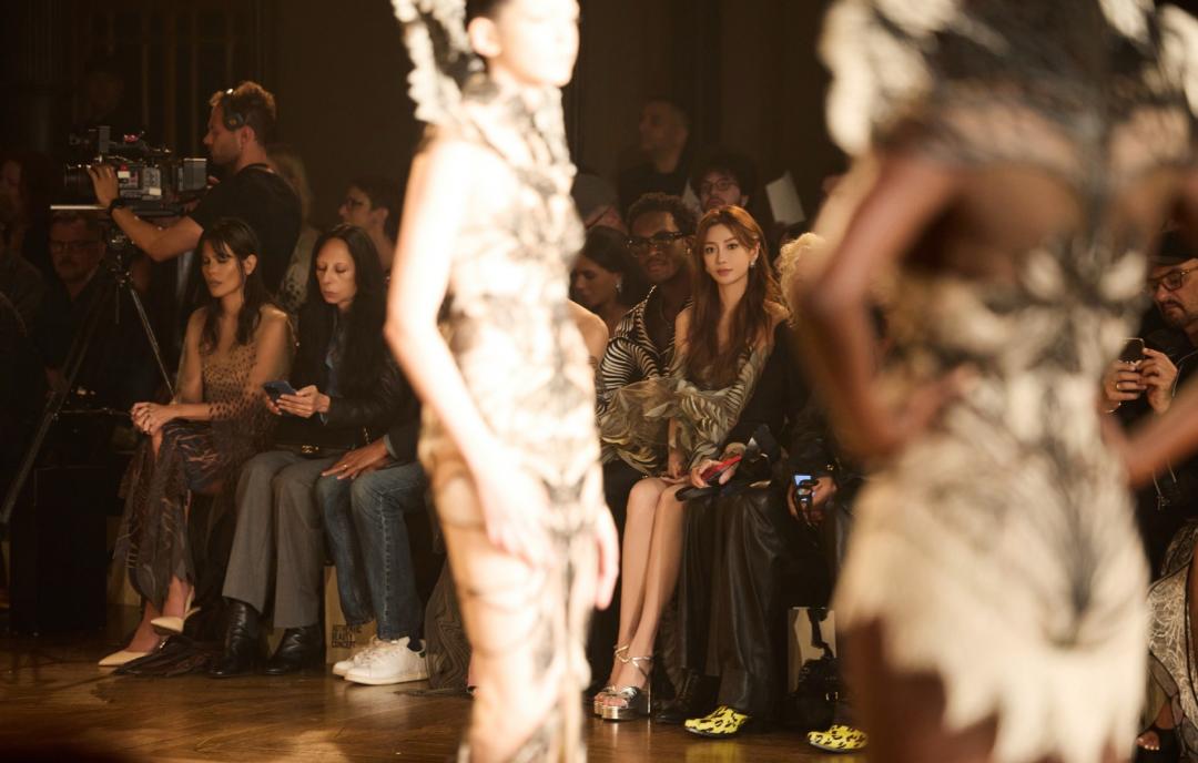 Angelababy的第一場秀就是有高訂鬼才美譽的Iris Van Herpen大秀現場。