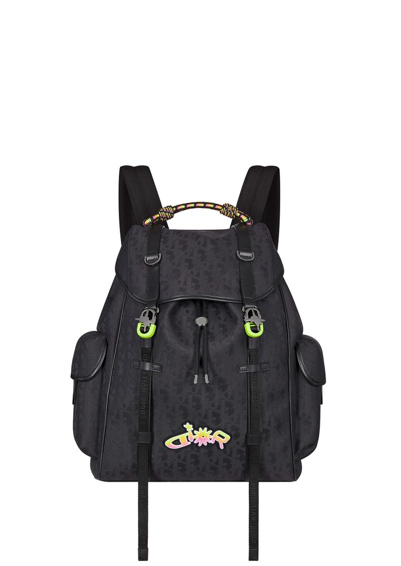 DIOR AND LEWIS HAMILTON HIT THE ROAD 黑色Oblique緹花後背包，125,000元。（Dior提供）