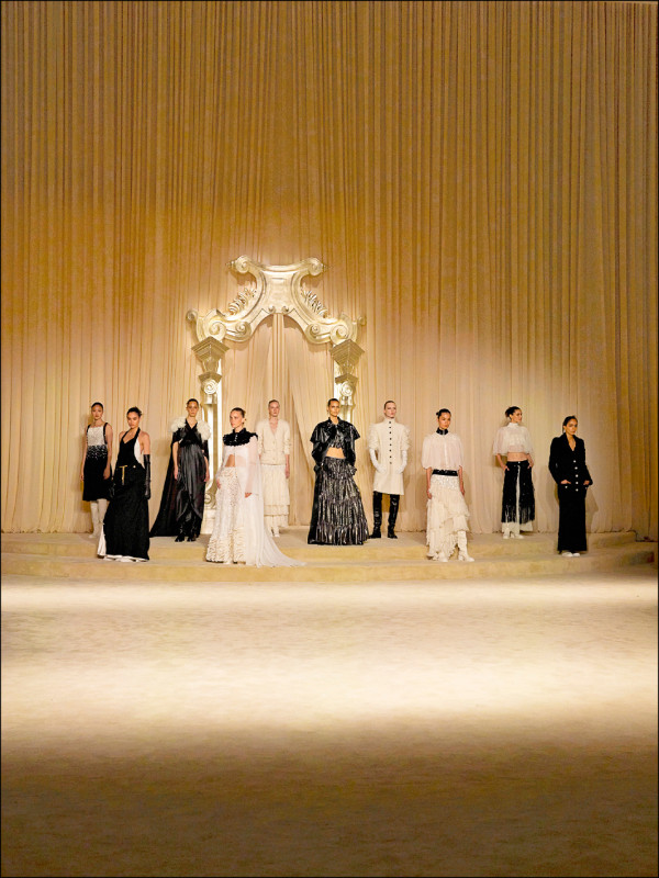 CHANEL 2025/26秋冬高級訂製服系列大秀，特別將秀場打造成滿滿品牌元素，以醒目的米色調重現高訂服沙龍氛圍。