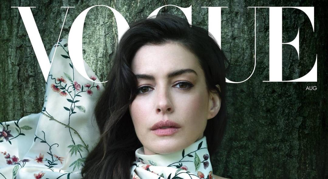 安海瑟薇登上《VOGUE》最新封面，在博物館內拍大片。
