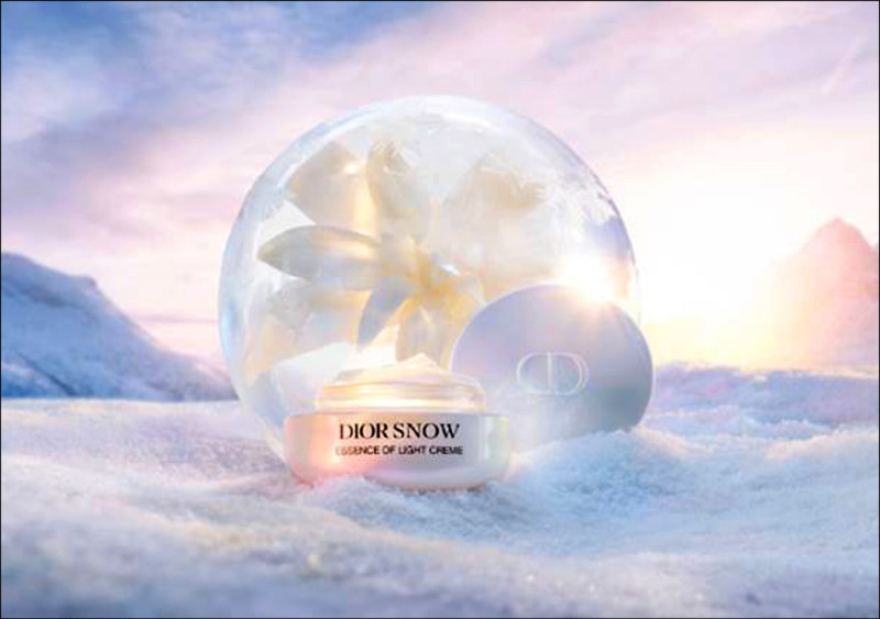 迪奧雪晶靈極亮光采輕凝霜、50ml／4,200元、全新配方匯聚雪絨花複合物、增強型維他命C與甘草酸二鉀，溫和舒緩乾燥泛紅，帶來全方位亮白呵護。