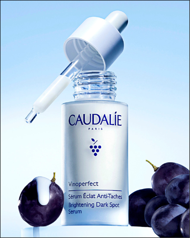 Caudalie葡萄蔓極緻亮白精華，30ml／2,200元，添加提煉自葡萄藤枝幹的專利配方葡萄蔓萃取液，以及含豐富營養的橄欖角鯊烷，給予肌膚清爽不黏膩的保濕鎖水力。