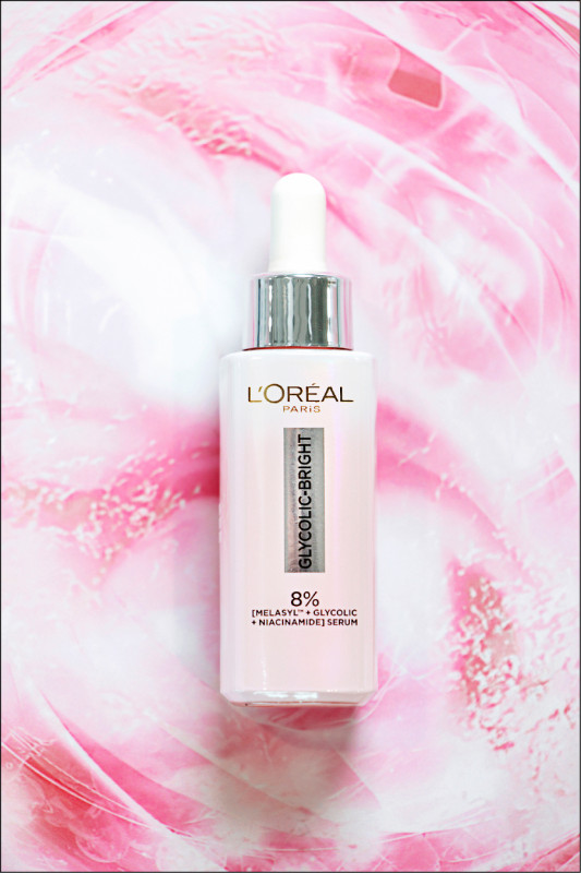 巴黎萊雅淨亮白MELA淡斑精華，30ml／1,399元，開架保養首創MELA淨亮白科技，添加麥拉色鏈MELASYL™、甘醇酸、菸鹼醯胺等成分，適合斑點生成、膚色不均時使用。