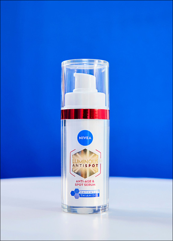 妮維雅LUMINOUS630®淡斑Q彈精華#L630電啵小紅管，30ml／1,499元，針對熟齡肌設計，延續集團專利成分Thiamidol，配方另加入彈力膠原網、高純度角鯊烷、5D玻尿酸等，提升肌膚活力與膨彈感。