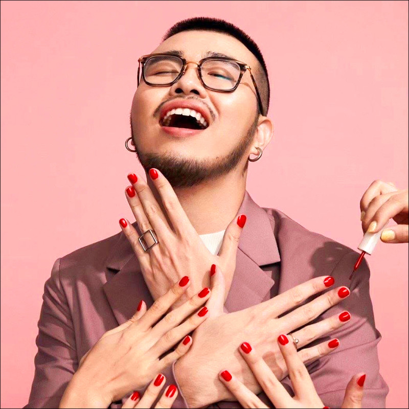 明星彩妝師李孟書，畢業於奧地利林茲藝術大學實驗藝術研究所，擁有18年彩妝經驗，將美學理論與創新技法結合，以獨特的藝術視角重新定義彩妝。曾擔任奧斯卡影后Tilda Swinton來台演出的指定彩妝師，並參與CHANEL亞洲時裝秀，與FERRAGAMO等國際品牌合作，足跡遍及米蘭、巴黎等國際時裝週