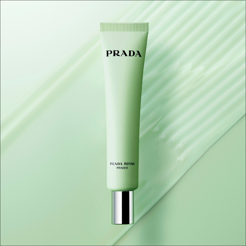 PRADA柔焦妝前乳，30ml／2,200元，以經典「PRADA GREEN」主色為靈感，獨家研發的綠色凝霜質地上臉瞬間轉為透明無色，適用於各種膚色、膚質，特殊輕盈柔霧妝效有效控油，瞬效柔焦精修毛孔瑕疵、改善紋理精緻肌膚細節。