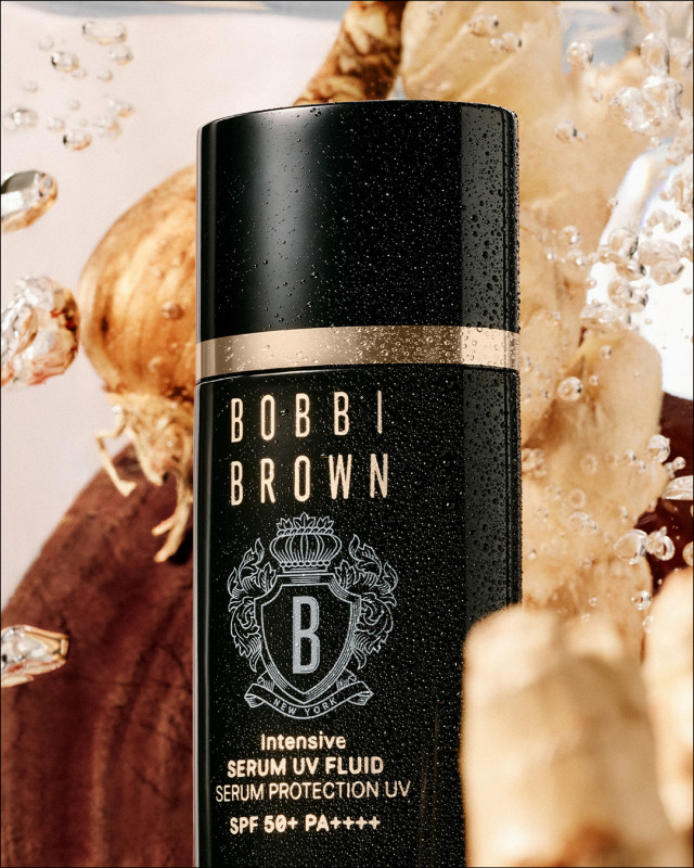 Bobbi Brown 冬蟲夏草精華防曬乳SPF50+／PA++++，30ml／2,600元，除了針對UVA、UVB等防禦，還結合頂級冬蟲夏草與多重珍稀漢方精華，打造成輕盈水潤的質地，更能與肌膚融合，不黏膩、少負擔。