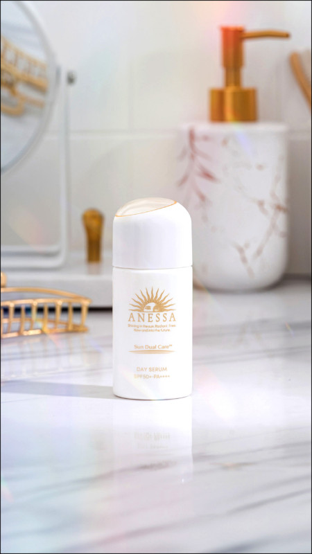 ANESSA安耐曬 濾鏡美顏日間防護精華SPF50+／PA++++，30ml／1,100元，蘊含多重美顏保養精華，極清爽質地，不黏膩、不泛白、不會厚重悶熱。
