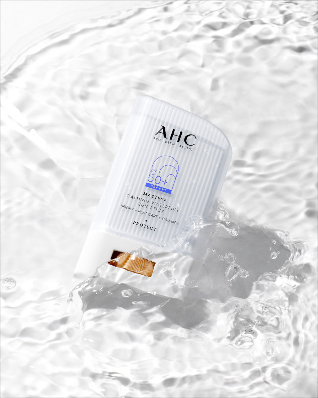 AHC 9重全護爆水舒緩防曬棒，22g／950元，注入仙人掌爆水精華、藍色洋甘菊、積雪草等多重植萃，防曬同步保濕舒緩。
