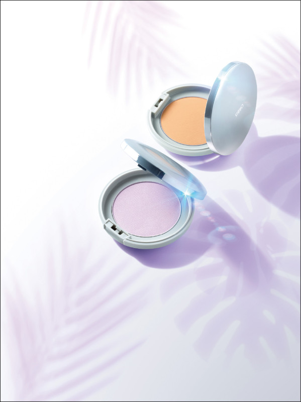 Orbis 極緻抗陽蜜粉餅#透紫輝SPF50+／PA++++，30ml／980元，添加高係數防曬，利用粉體幫助抑制油光，即使接觸汗水也較不易脫落。夏日限定色「透紫輝」，融合薰衣草紫與細緻流金珠光，一掃黯沉、蠟黃、氣色不佳等膚色問題。